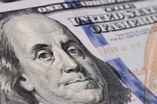    Курс доллара на межбанке снизился
