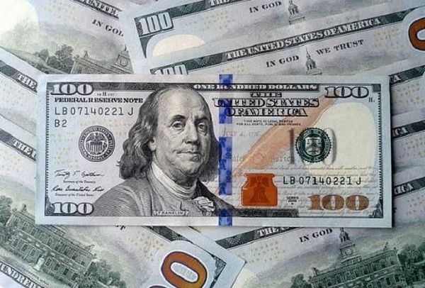    Курс доллара отступает под тяжестью внутренних проблем в США