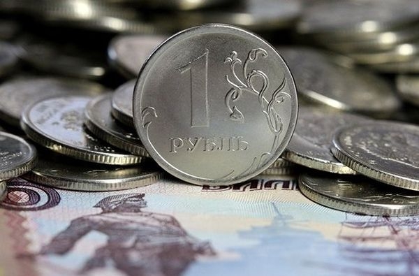    Рубль на межбанке подешевел против доллара и евро