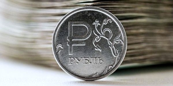    Рубль уступил евро на межбанке, но остался стойким против доллара