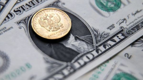    Рубль сегодня неохотно слабеет
