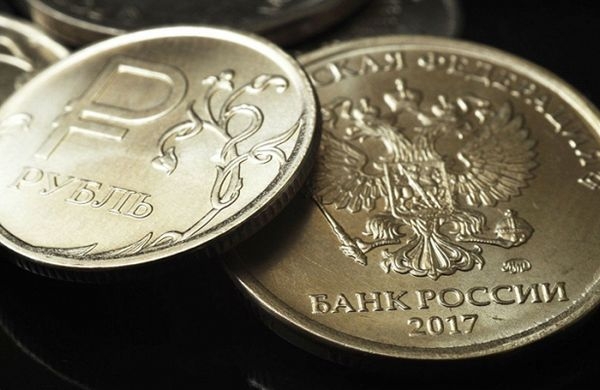    Рубль на межбанке может немного снизиться против доллара